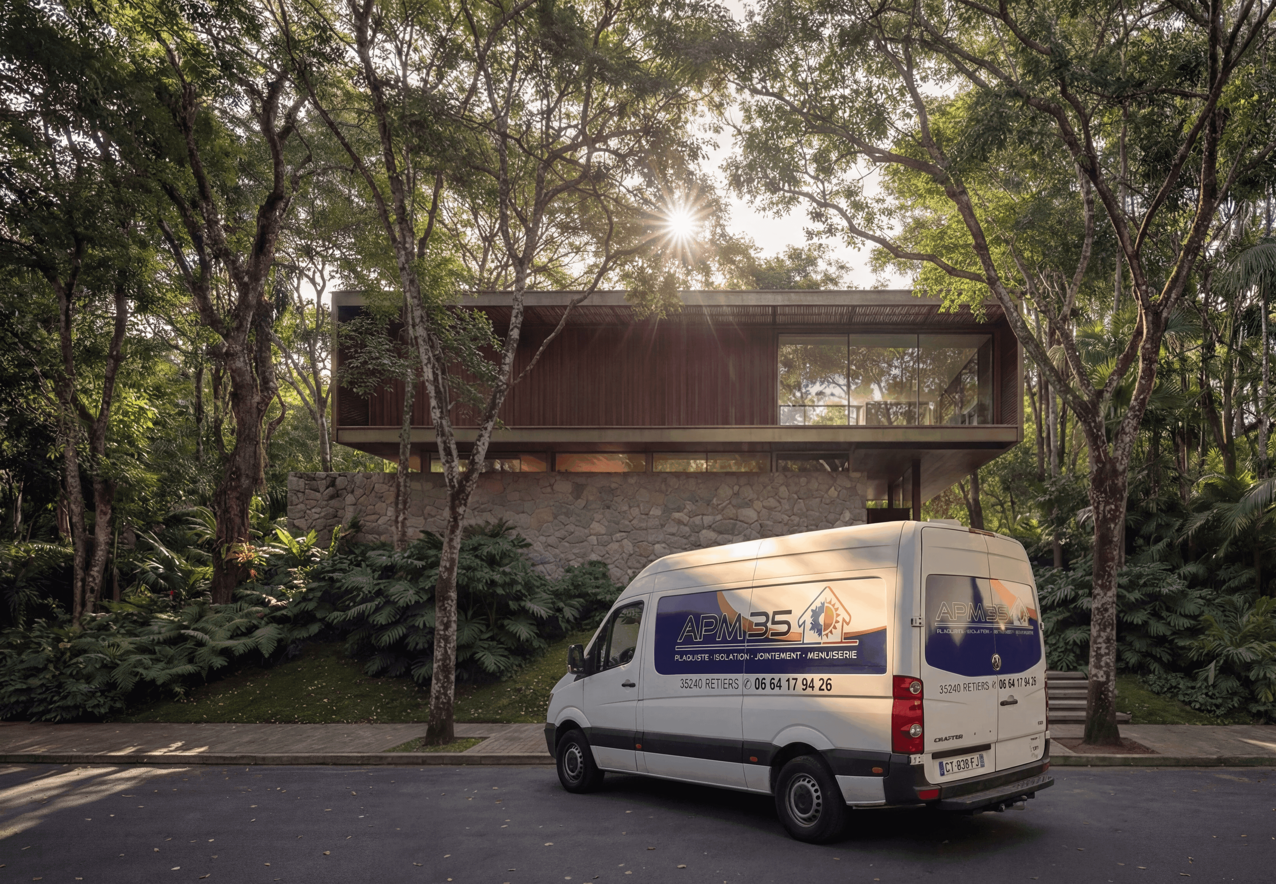 Fourgon APM35 devant une maison entourée d'arbres