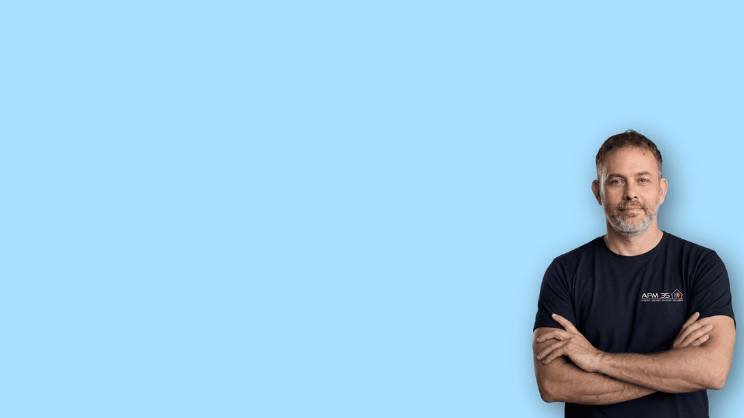 Sébastien Boisseau, dirigeant d’APM35, en t-shirt APM35, bras croisés